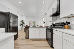 Chic Vibrant Dtwn Apartment